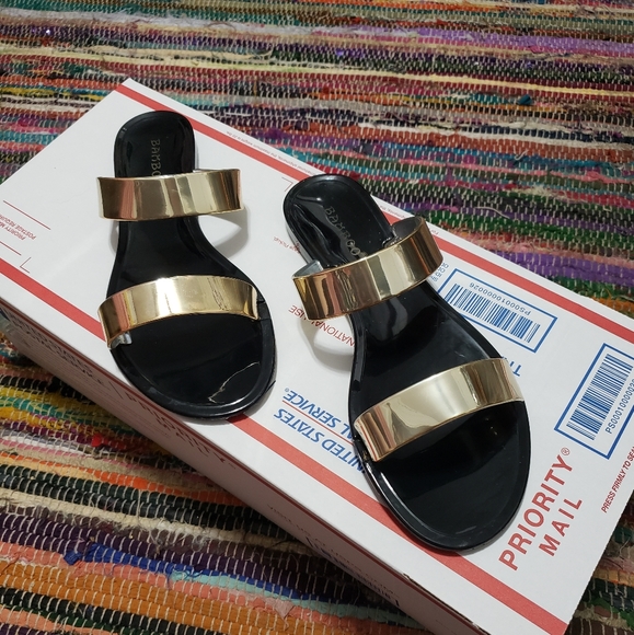 BAMBOO Shoes - Bamboo Black And Gold Metallic Sandals Size 7 38EU